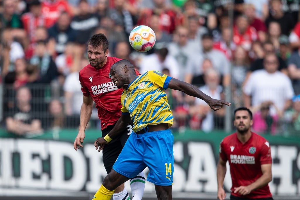 Hannovers Julian Börner (l) spielt gegen Braunschweigs Anthony Ujah.