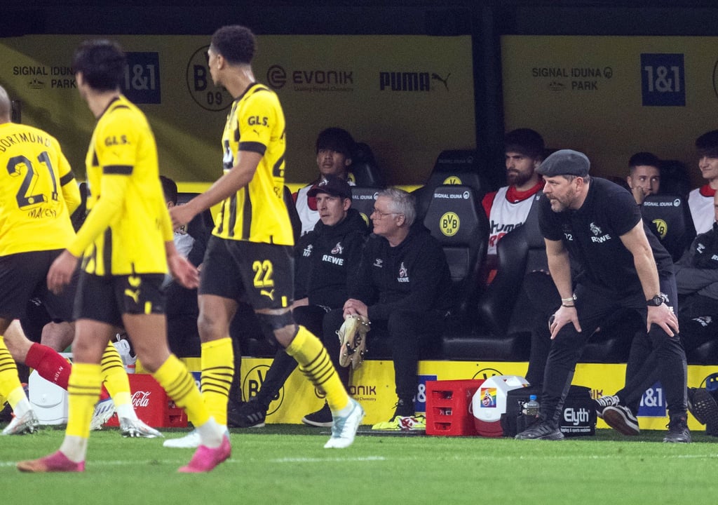 Kölns Trainer Steffen Baumgart (r) steht an der Seitenlinie.
