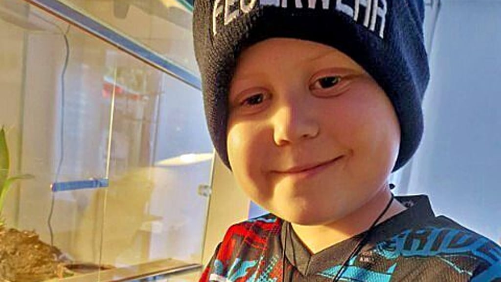 Eigentlich ist Theo (7) unternehmungslustig und agil. Derzeit zwingt in der Blutkrebs ins Krankenbett.