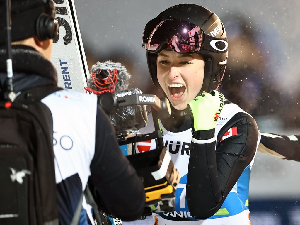 Alexandria Loutitt flog im norwegischen Vikersund 222 Meter weit.