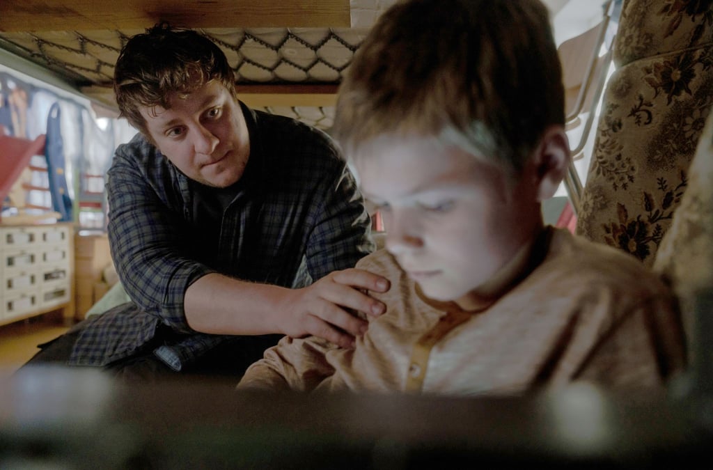 Ronny (Johann Barnstorf) ist traurig, weil seine Mutter noch nicht angerufen hat und wird von Matthias (Thomas Schubert) überredet, seine Geschenke auszupacken.