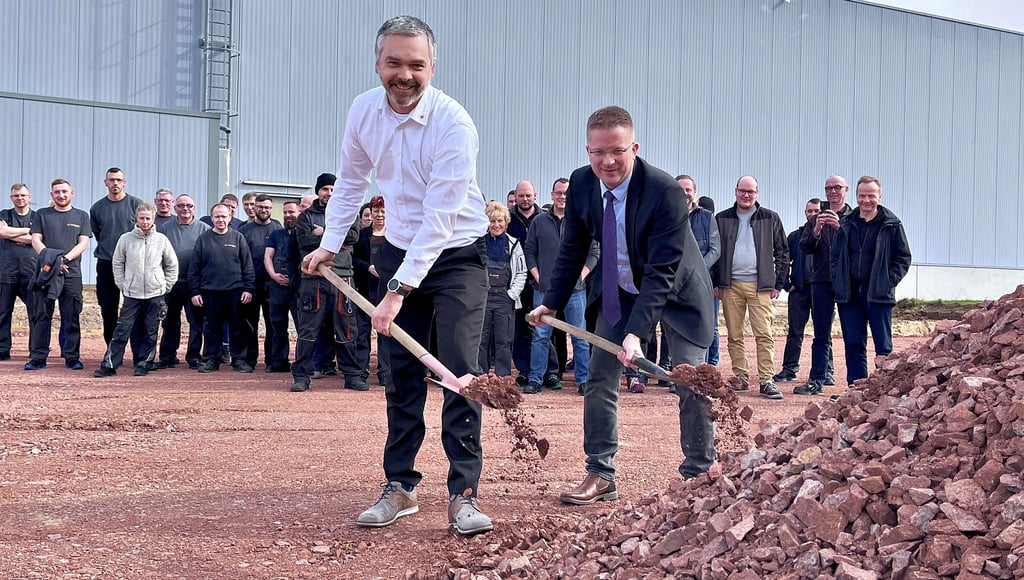 Sascha Laurisch (li.) und Bürgermeister Maik Zedschack (CDU) schwangen die Spaten auf dem Bauplatz vor den versammelten Mitarbeitern.