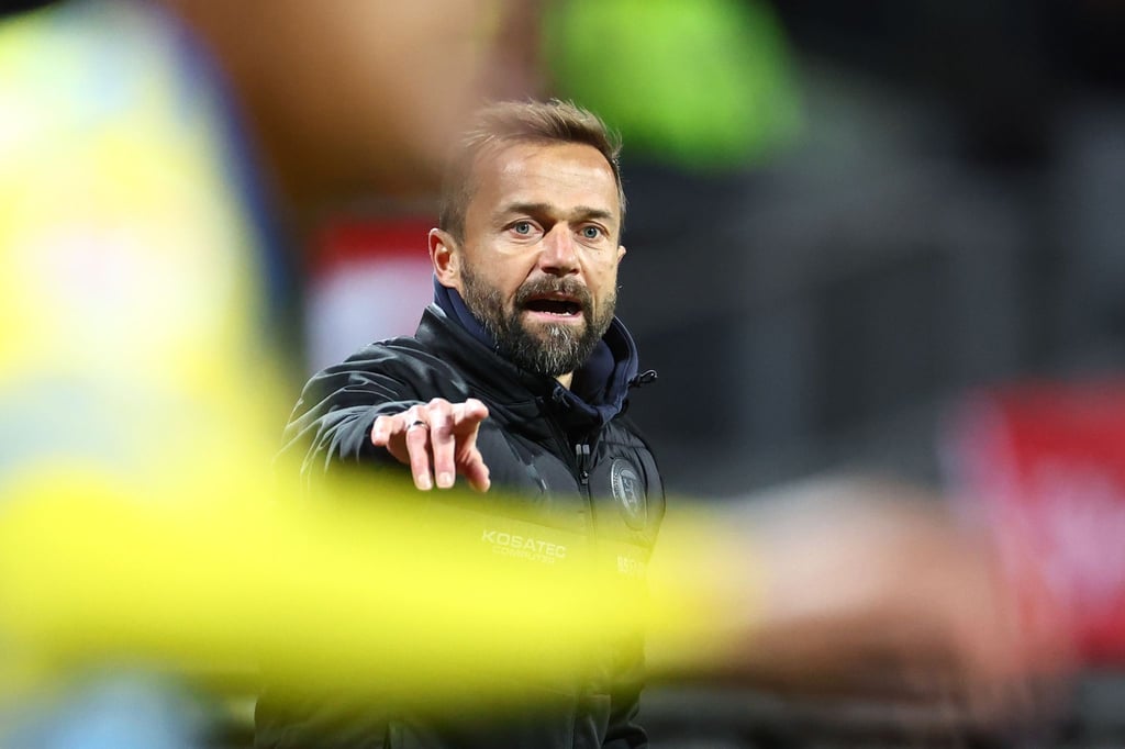 Der Trainer Michael Schiele von Eintracht Braunschweig gestikuliert am Spielfelrand.
