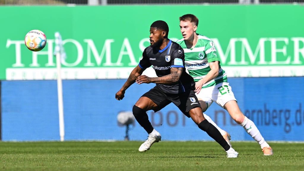 Der 1. FC Magdeburg um Moritz-Broni Kwarteng (vorne) musste an diesem Sonnabend eine Niederlage hinnehmen.