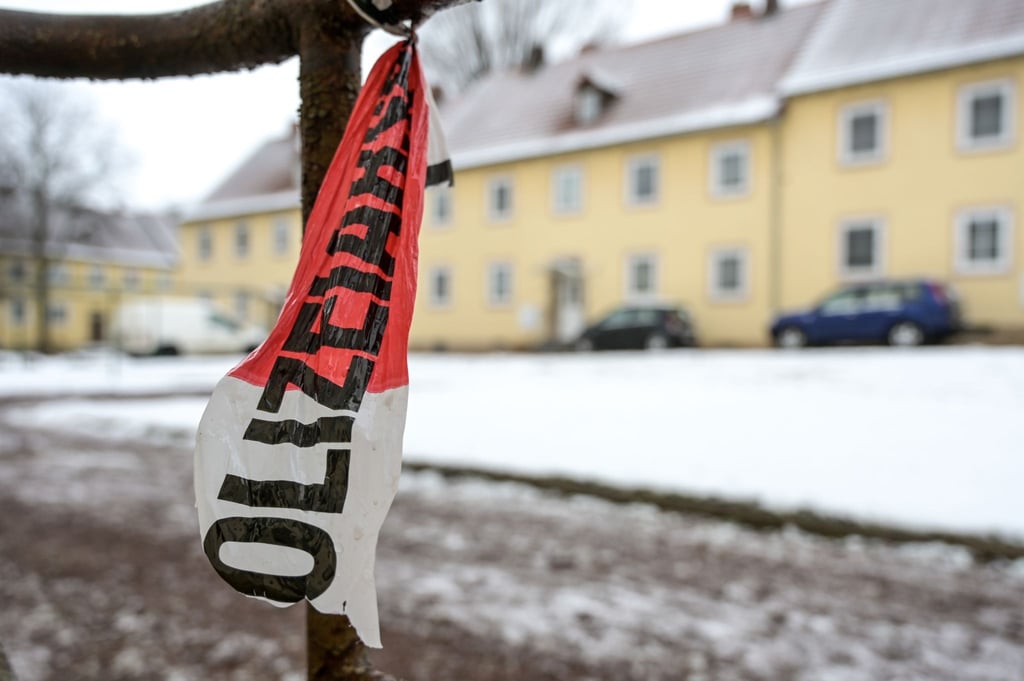 Absperrband der Polizei ist vor einem Wohnhaus zu sehen. Ein 60-jähriger Mann und eine 59-jährige Frau sind laut Polizei durch Schussverletzungen in ihrer Wohnung gestorben. Beim Eintreffen der Polizeibeamten schoss der Mann aus dem Fenster seiner Wohnung in ihre Richtung.