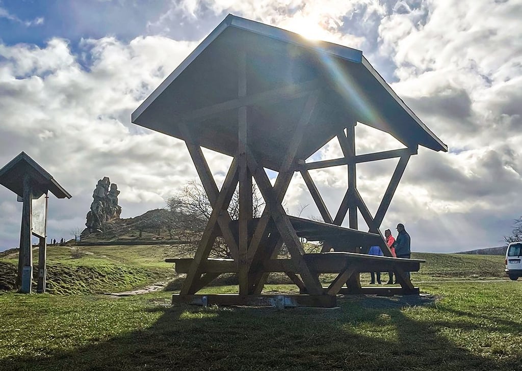 Die Hirschraufe steht am Wanderweg nahe der Teufelsmauer.