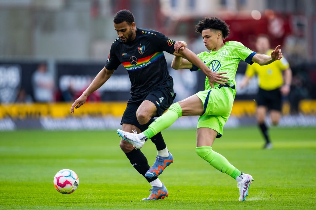 Stuttgarts Josha Vagnoman (l) in Aktion gegen Wolfsburgs Kevin Paredes (r).