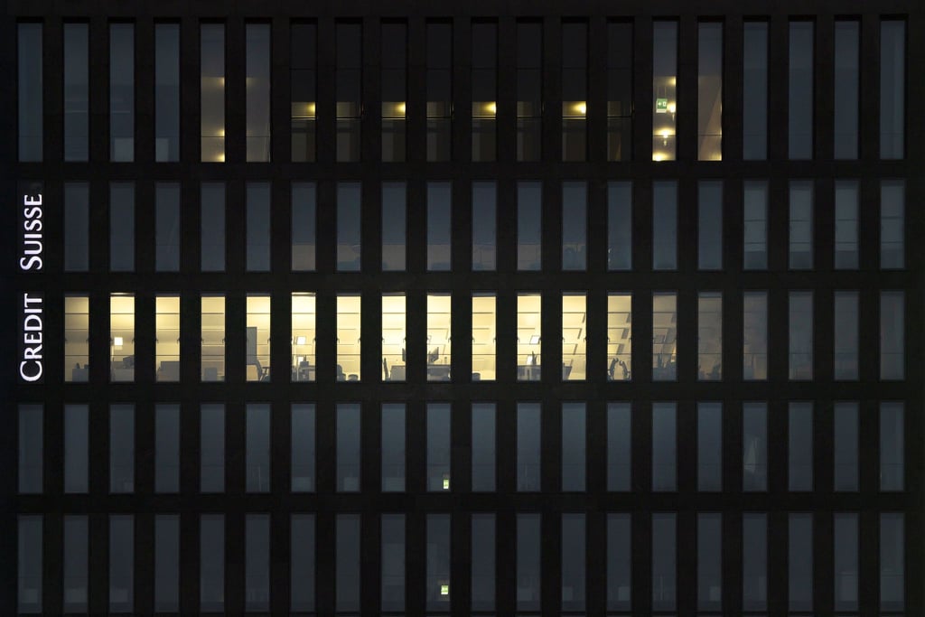 Das Logo an einem Gebäude der Credit Suisse Bank in Zürich-Oerlikon. Angesichts eines Kurseinbruchs und starker Verunsicherung um die Crédit Suisse will die Schweizer Nationalbank (SNB) dem Finanzinstitut bei Bedarf Liquidität zur Verfügung stellen.