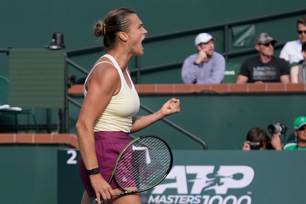 Aryna Sabalenka feiert einen Punktgewinn.