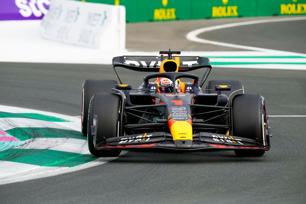Der Niederländer Max Verstappen fährt im Red-Bull-Boliden auf der Strecke.