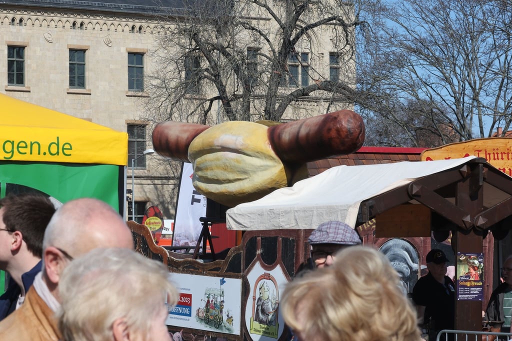 Eine symbolische Bratwurst ist auf dem Dach eines Standes montiert beim Festival „Rostkultur 2023“ zur Eröffnung der Grillsaison in Thüringen.