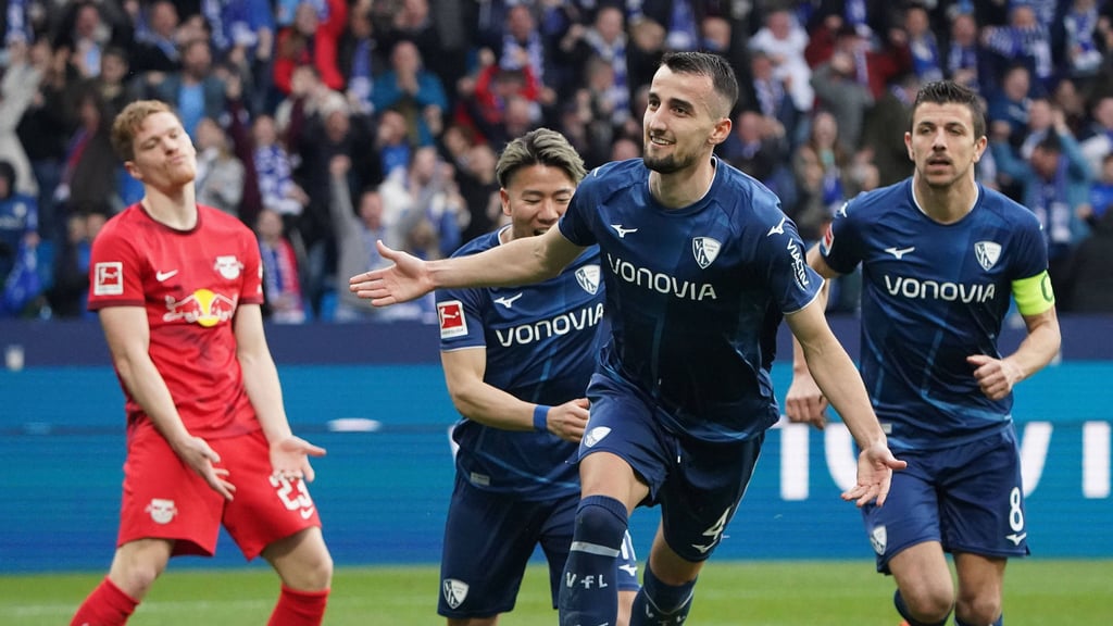 Marcel Halstenberg bewertet das 0:1 durch Bochums Masovic