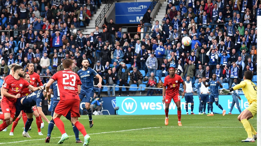 RB kann Masovic (fallend) nicht verteidigen, der Abwehrspieler trifft mit dem Kopf zum 1:0 für Bochum
