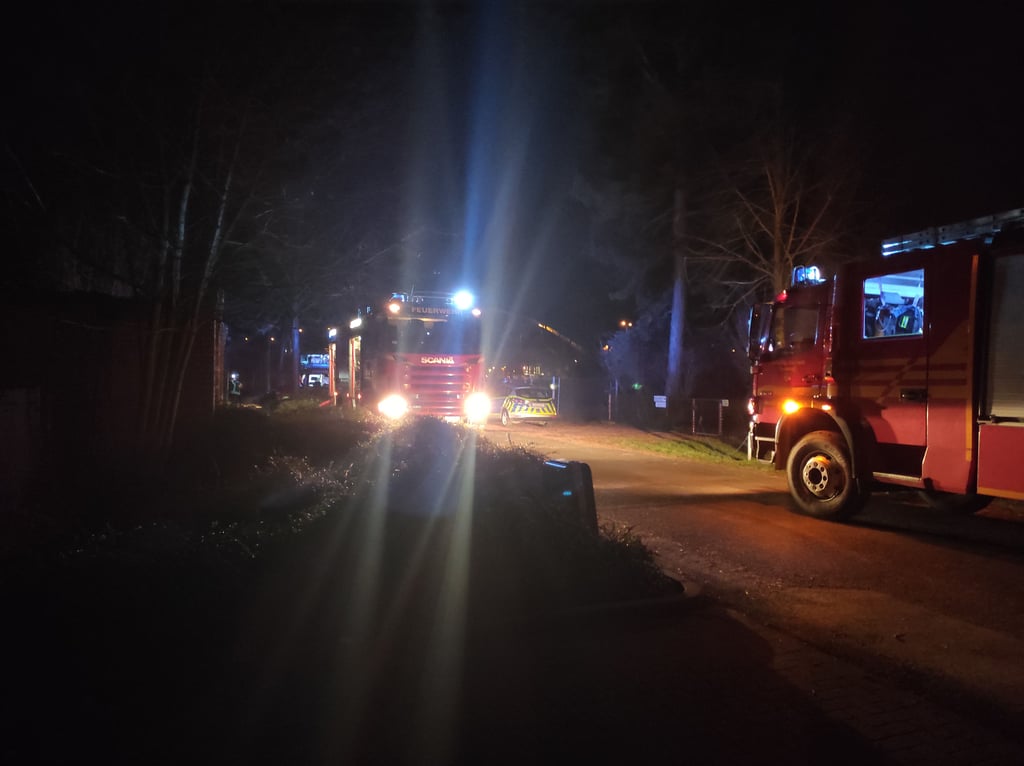 Die Feuerwehr am Einsatzort in der Dessauer Parkstraße. Dort brannte am Samstag gegen 0.30 Uhr ein Carport.
