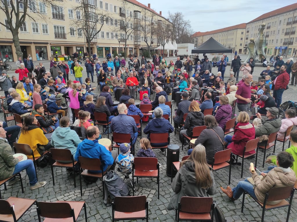 Trommeln auf dem Dessauer Markt. Schon am Vormittag kommen die Musikfreunde zujm open Air.