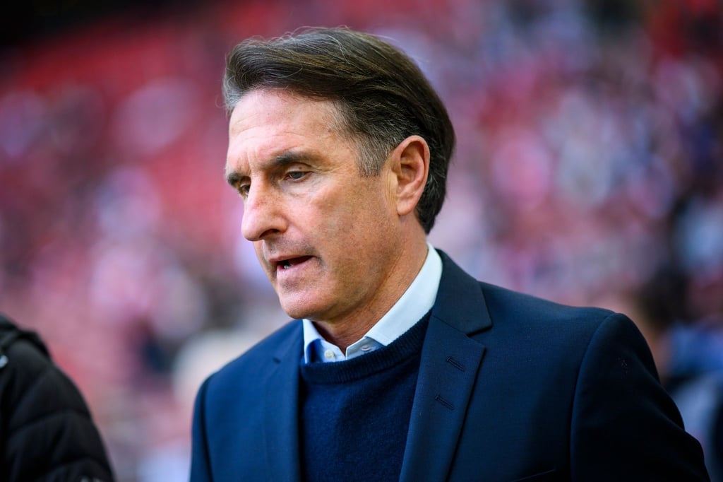 Stuttgarts Trainer Bruno Labbadia steht vor dem Spiel im Stadion.
