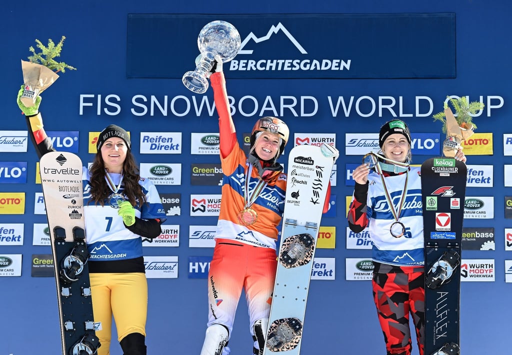 Ramona Hofmeister (2. Platz, l-r), Julie Zogg (Schweiz, 1. Platz) und Sabine Schöffmann (Österreich, 3. Platz) bei der Siegerehrung zum Gesamtweltcup.