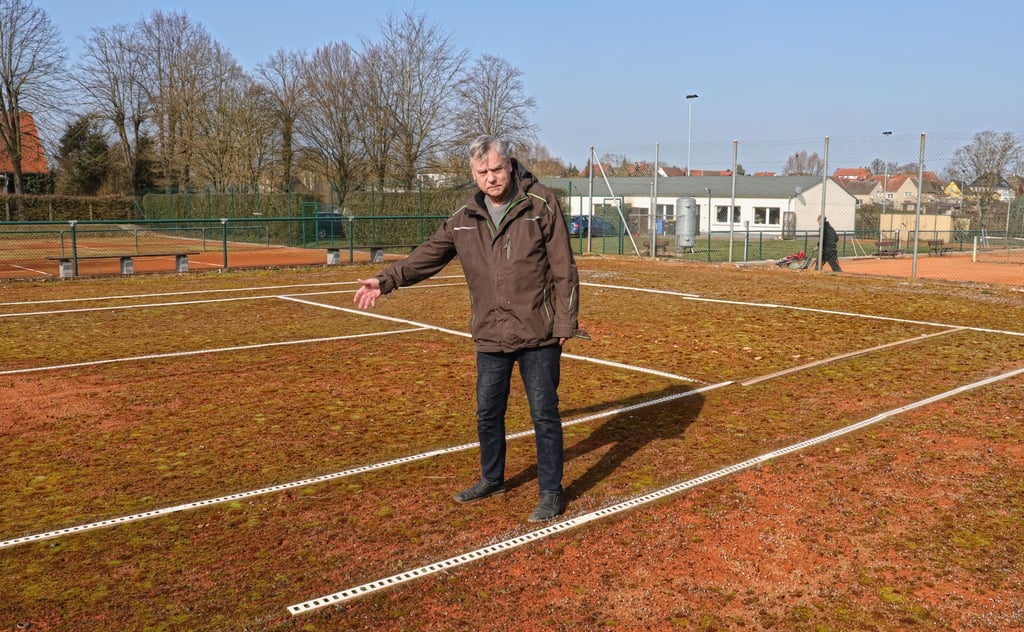 Der Vorsitzende des Tennisvereins Osterburg 05, Jürgen Dietrich, steht auf dem Spielfeld, das bald umgebaut wird.