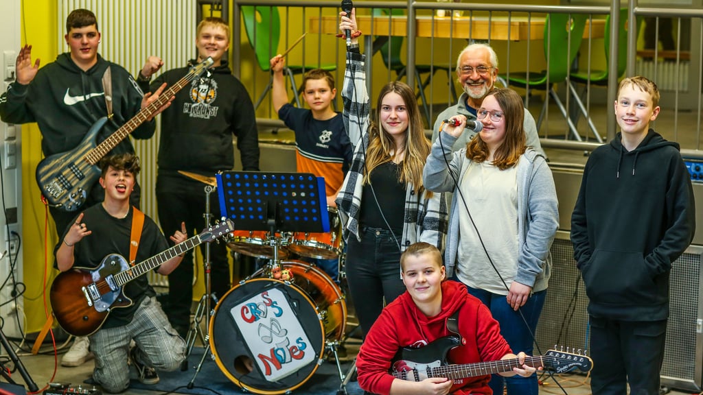 Zur Schülerband "CrossNotes" gehören (v.l.): Felix Möller (16 Jahre, Bass), Liam Luca Rühlemann (16, Gitarre), Ricardo Müller (15, Technik), Nick Kluge (12, Schlagzeug), Miriam Giesa (16, Gesang), Hanna Glaser (14, E-Gitarre), Schulleiter Frank Morgenstern, Marie Kargut (16, Gesang) und Nick Zahn (13, Technik)