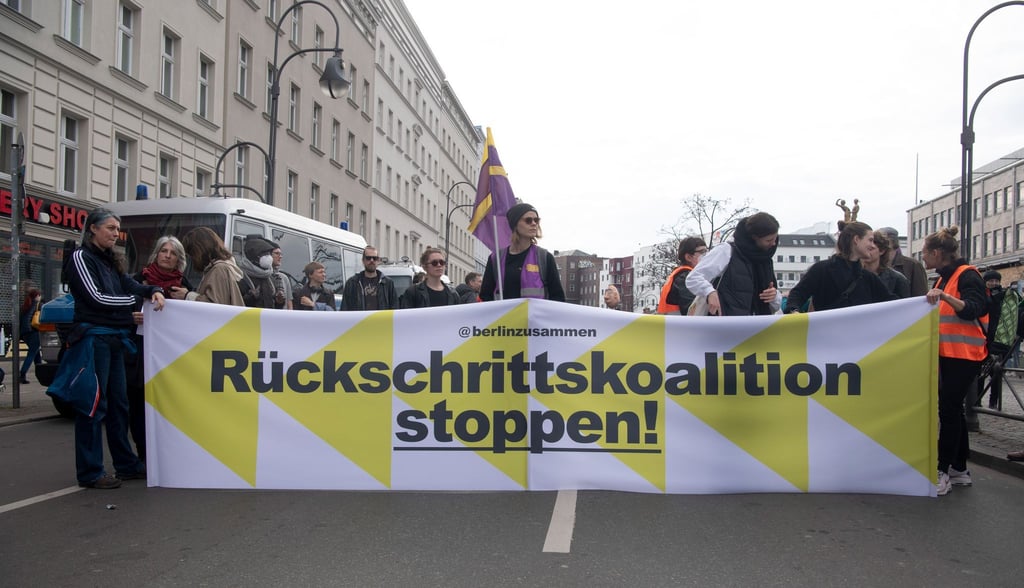Teilnehmer halten ein Banner mit der Aufschrift „Rückschrittskoalition stoppen!“.