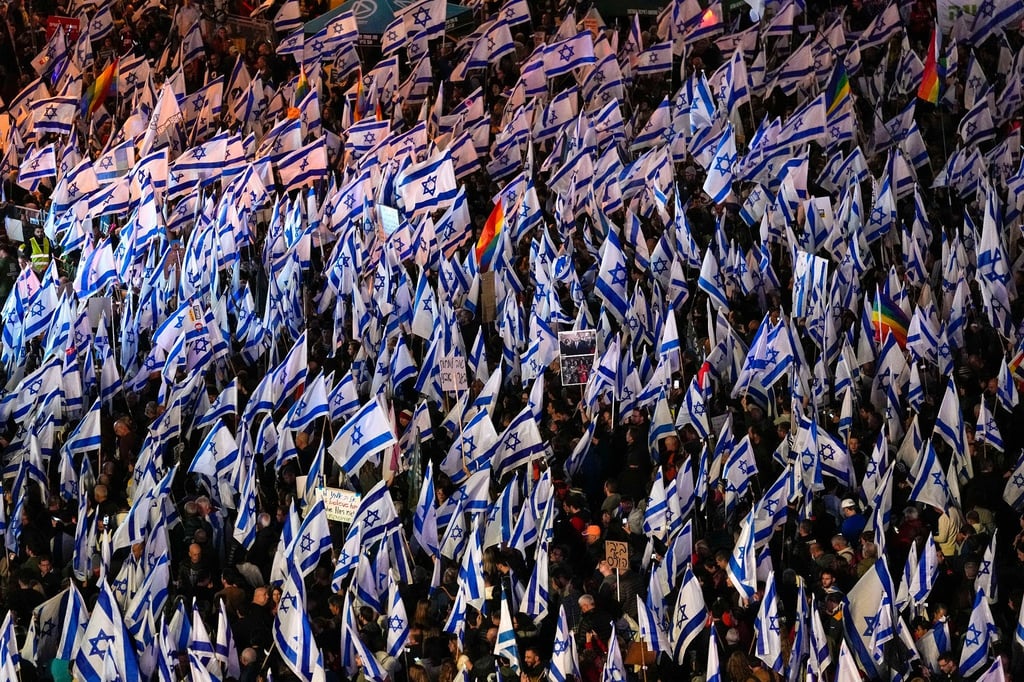 Tausende Demonstranten sind hier in Tel Aviv auf die Straße gegangen um gegen die geplante Justizreform zu protestieren.