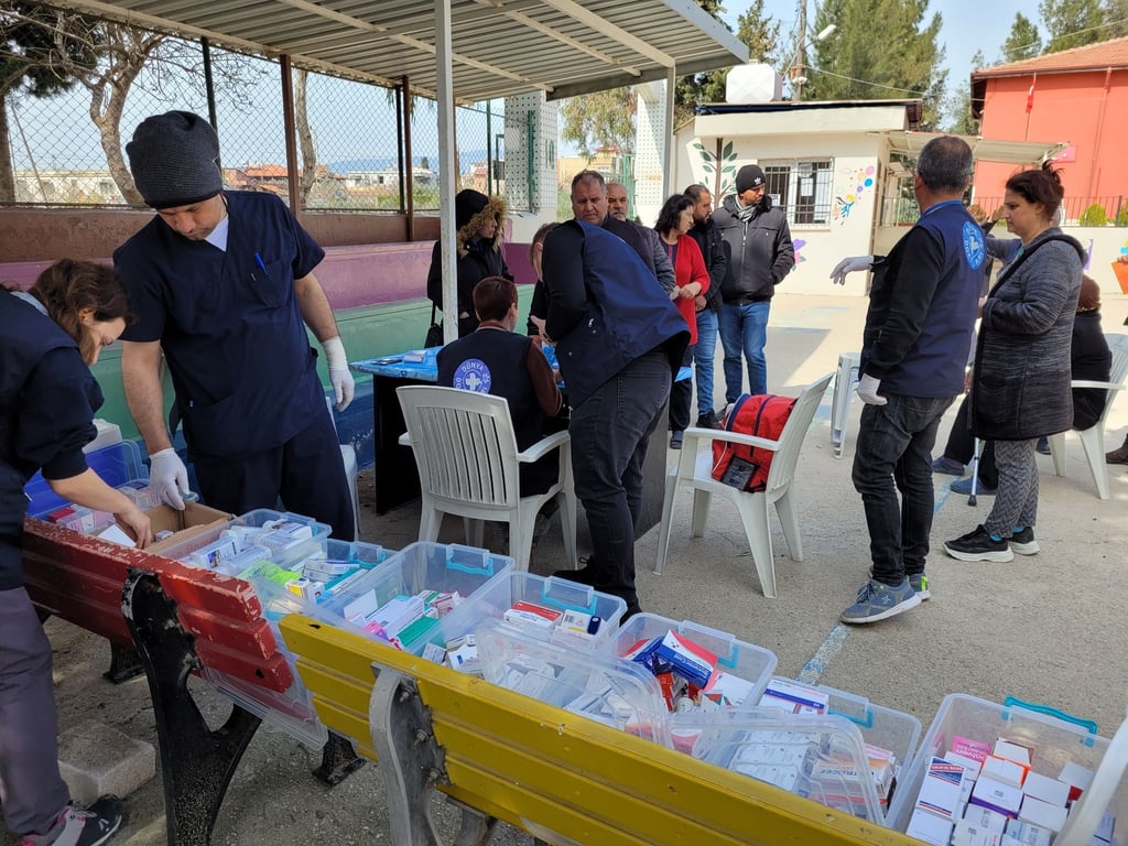 Ärtze der Organisation „Ärzte der Welt“ verteilen Medikamente. Atemwegserkrankungen und Krätze sind nach Angaben der Organisation die drängendsten gesundheitlichen Probleme.