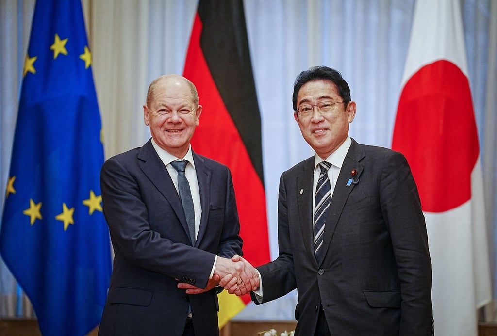 Bundeskanzler Olaf Scholz wird von Fumio Kishida, dem japanischen Ministerpräsidenten, empfangen.