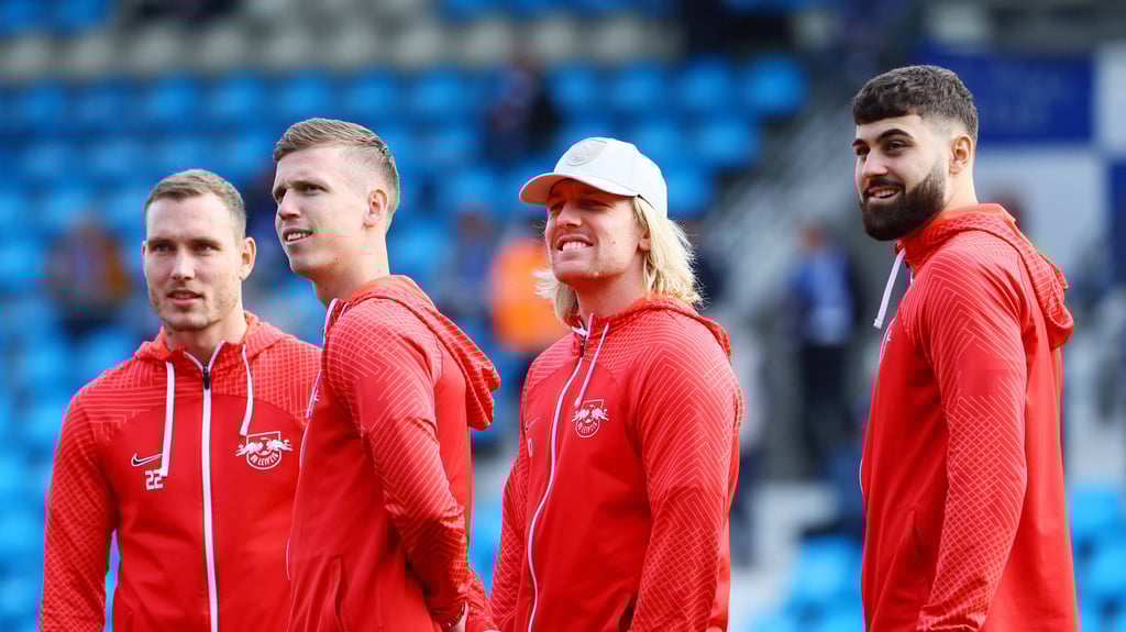Platzbegehung in Bochum: Die RB-Spieler Raum, Olmo, Forsberg, Gvardiol (v.l.)