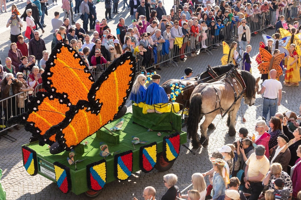 Bunt geschmückte Wagen fahren beim Festumzug des Eisenacher Sommergewinns.