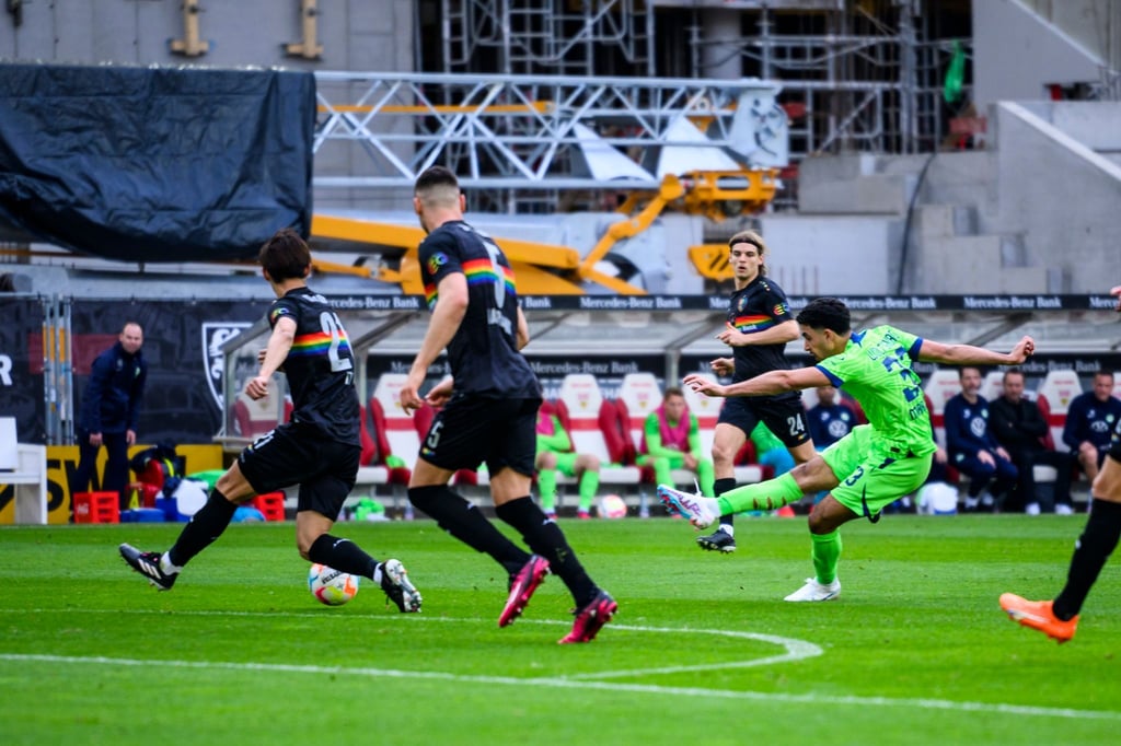 Omar Marmoush (r) erzielt das Tor zur Wolfsburger 1:0-Führung in Stuttgart.