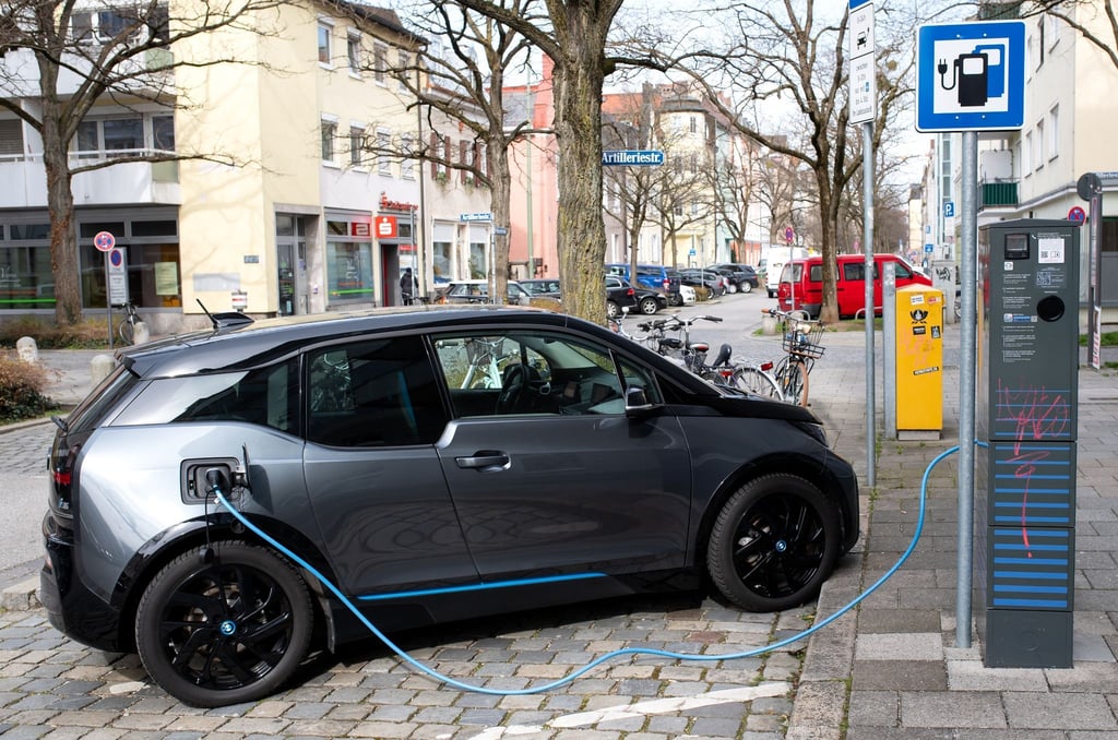 Unter den großen deutschen Städten fahren die Einwohner von Stuttgart, Münster, Bielefeld und München besonders häufig mit Elektroautos.