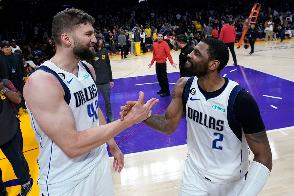 Dallas Mavericks-Guard Kyrie Irving jubelt mit Maxi Kleber, nachdem dieser bei auslaufender Uhr einen 3-Punkte-Korb erzielt hat, der das Spiel gewann.