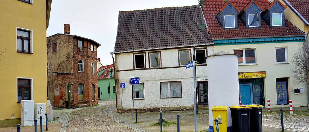 Die Friedensstraße 12 ist das unbewohnte weiße Haus am Eingang zum Lustgraben. Der Giebel neigt sich gefährlich, deshalb ist die Einfahrt voll gesperrt.