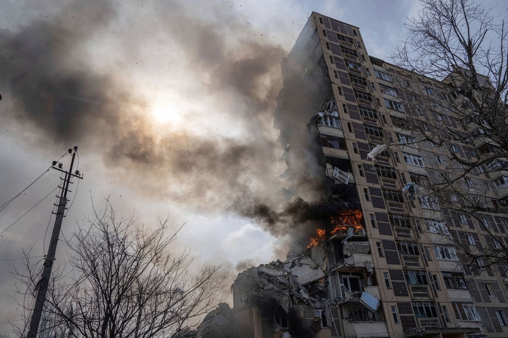 Ein Gebäude im ukrainischen Awdijiwka brennt nach einem Luftangriff.