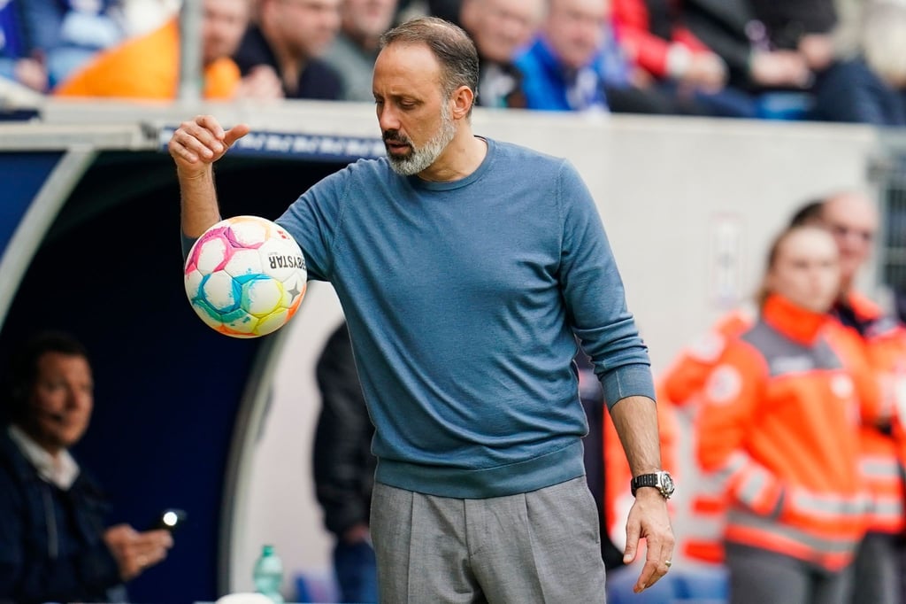 Hoffenheims Trainer Pellegrino Matarazzo mit dem Spielball.