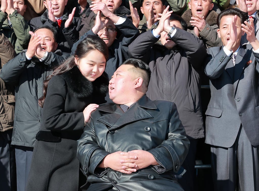 Kim Jong Un und seine Tochter, die laut Angaben mit Wissenschaftlern und Arbeitern für ein Foto zusammen stehen.