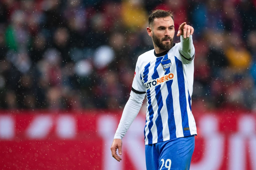 Herthas Lucas Tousart gestikuliert während der Partie.