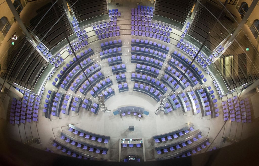 Das leere Plenum des Deutschen Bundestags. Künftig sollen hier nur noch 630 Sitze stehen.