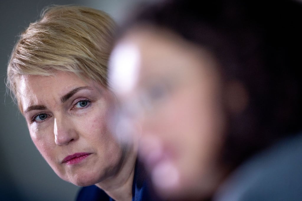 Manuela Schwesig, die Ministerpräsidentin von Mecklenburg-Vorpommern, sieht keinen Grund für einen Rücktritt.