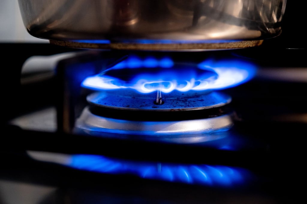 Eine Gasflamme brennt auf einem Küchenherd.