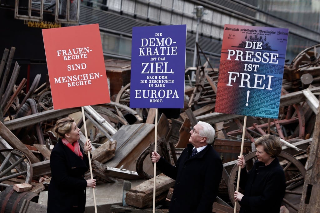 Vor der Installation einer Straßenbarrikade eröffnen Franziska Giffey, Frank Walter-Steinmeier und Cornelia Seibeld das „Wochenende für die Demokratie“ in Berlin.
