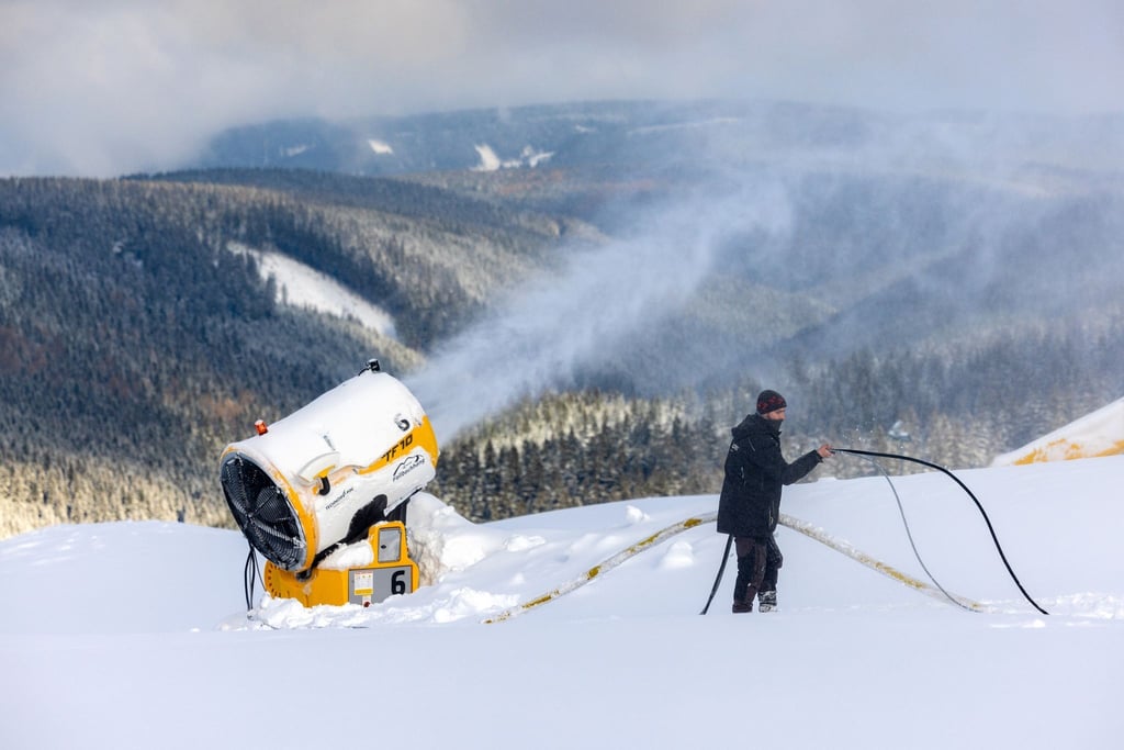 Eine Schneekanone beschneit den Skihang am Fallbachlift.