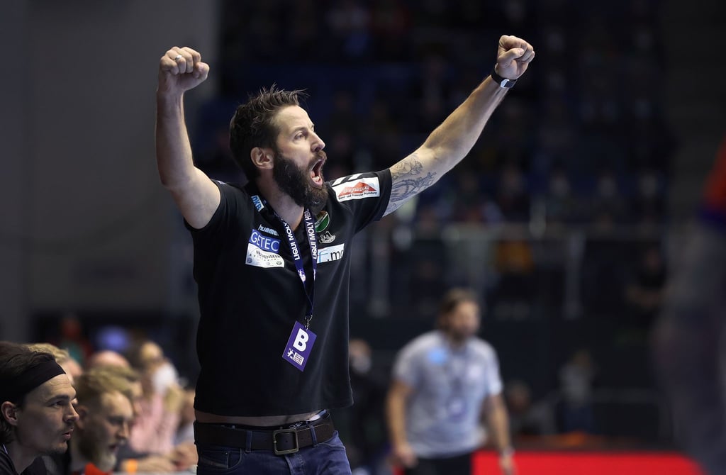 Der Magdeburger Trainer Bennet Wiegert jubelt. Auch am Sonntag gewann sein Team.