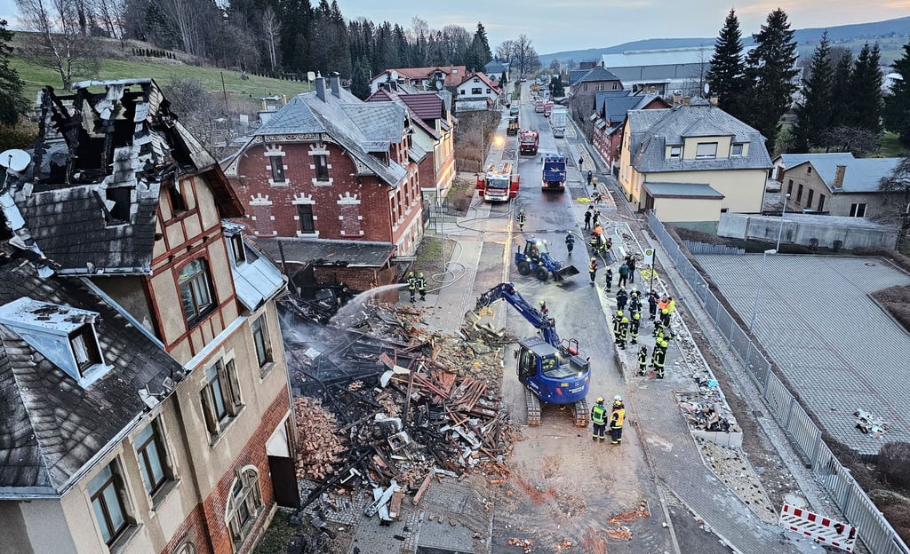 Die Ursache für den Brand ist bisher unklar, nach Polizeiangaben nahmen Anwohner „zunächst eine laute Explosion wahr“.