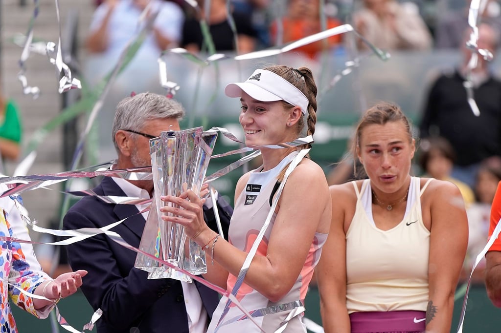 Elena Rybakina jubelt nach ihrem Sieg.