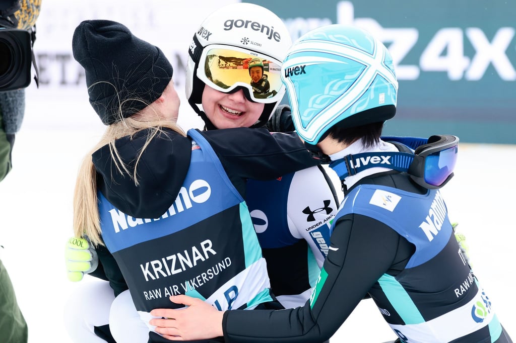 Ema Klinec (M) wird nach ihrem Sieg beim Skifliegen in Vikersund gefeiert.