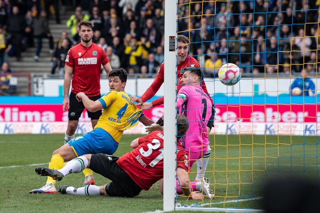 Jannis Nikolaou (2.v.l.) war Braunchschweigs Matchwinner beim Derby-Sieg gegen Hannover.