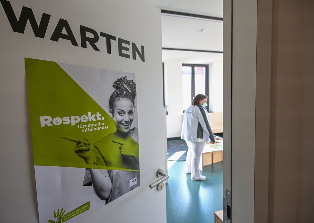 „Respekt füreinander miteinander“: Plakat an der Tür eines Wartezimmers in einer Arztpraxis.