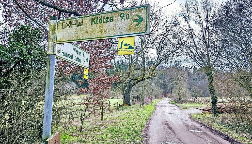 Die Wege des Altmarkrundkurses bei Zichtau und Schwiesau haben viele Schlaglöcher, klagt ein Bürger.