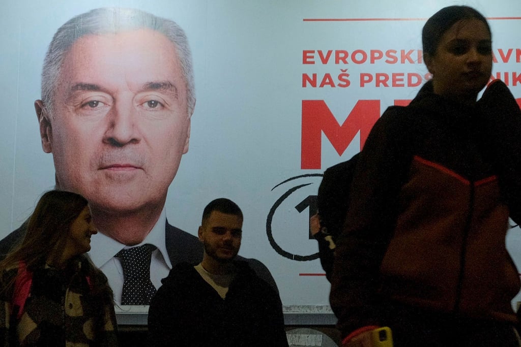 Der Wahlkampf ist zu Ende: Menschen gehen an einem Plakat des pro-westlichen Amtsinhabers Milo Djukanovic vorbei.